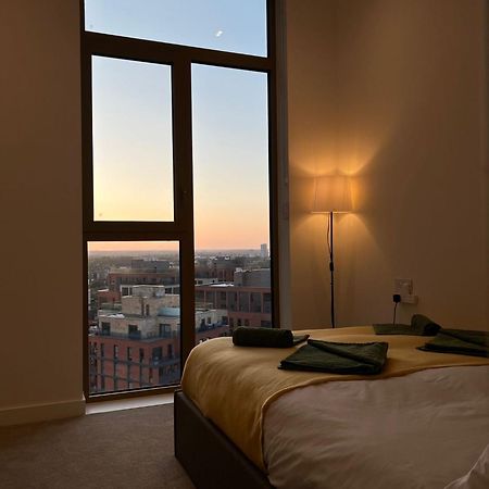 Cozy Room With Private Bathroom In Luxurious Flat London Bagian luar foto
