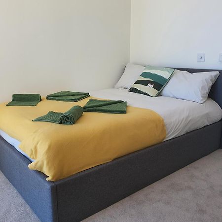 Cozy Room With Private Bathroom In Luxurious Flat London Bagian luar foto