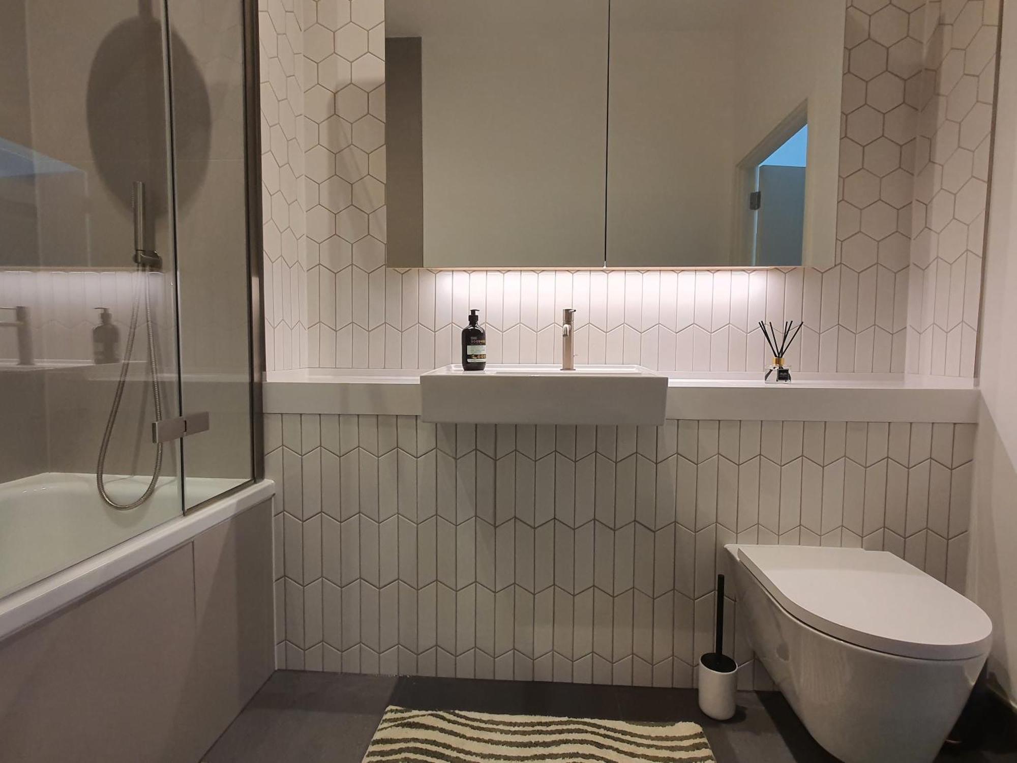 Cozy Room With Private Bathroom In Luxurious Flat London Bagian luar foto