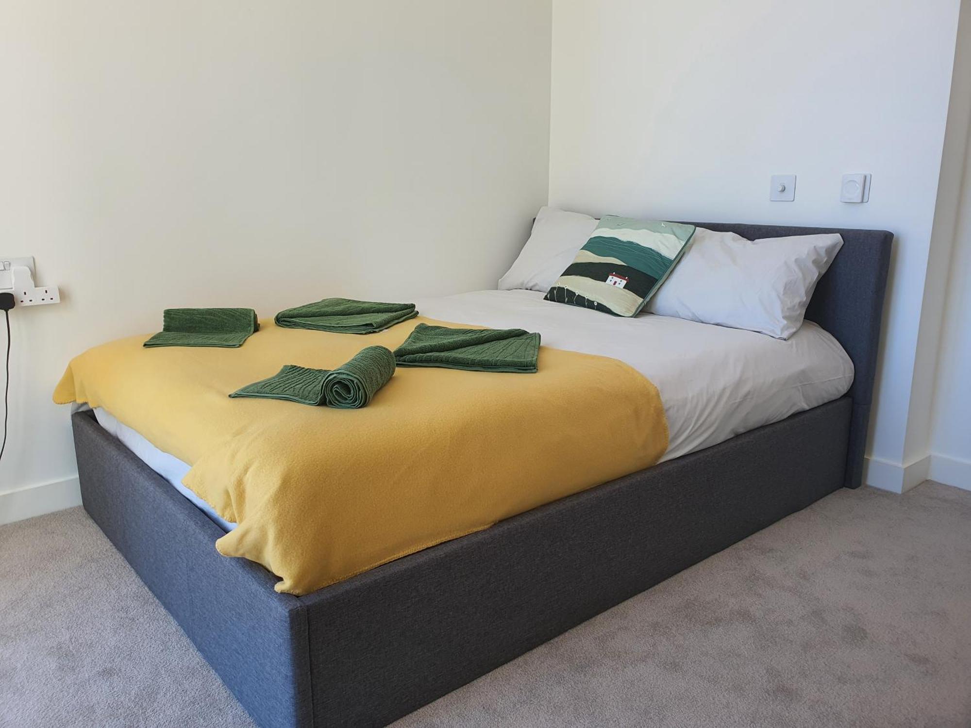 Cozy Room With Private Bathroom In Luxurious Flat London Bagian luar foto